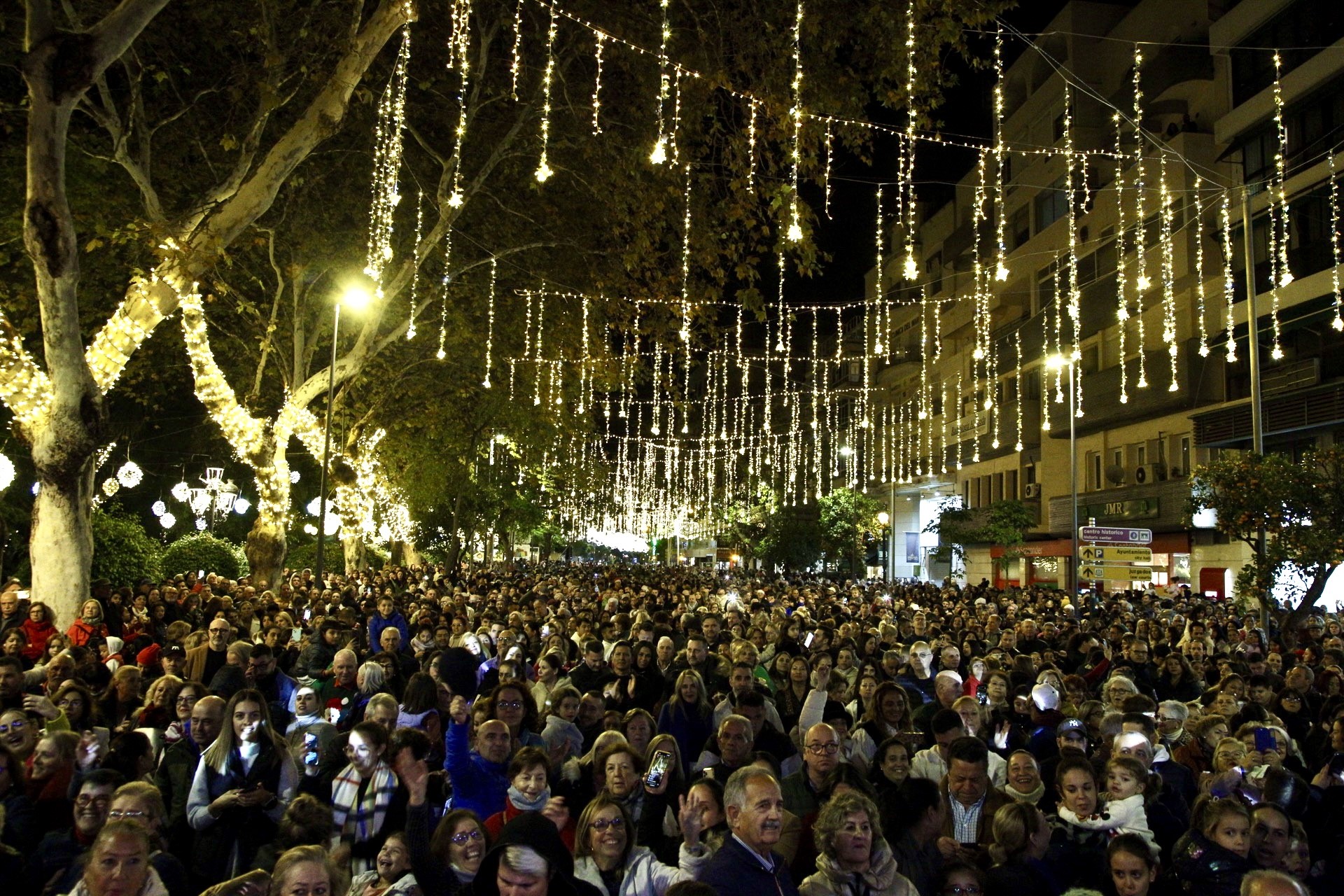Miles del personas disfrutan en las calles del arranque de la Navidad en Marbella y San Pedro Alcántara